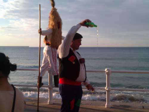 Escanciando sidra en el Muro de Gij&oacute;n (Asturias)