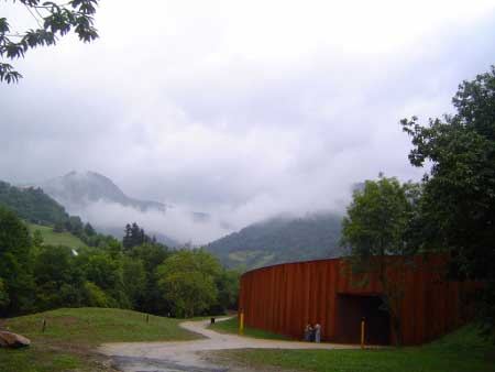 Entrada al Museo de la Prehistoria de San Salvador de Alesga (Teverga-Asturias).