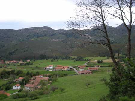 Vista panor&aacute;mica de la pedan&acute;&ntilde;ia de Pie de la Sierra (Llanes-Asturias)