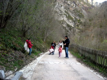 Senda del r&iacute;o Alba para ni&ntilde;os.