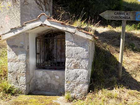 Capilla de ánimas de Sietes con el trisquel ...