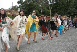 Mantones de Manila en las Fiestas de Cu&eacute; (Llanes) Asturias