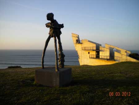 Esculturas en el saliente de San Lorenzo (Gijón)