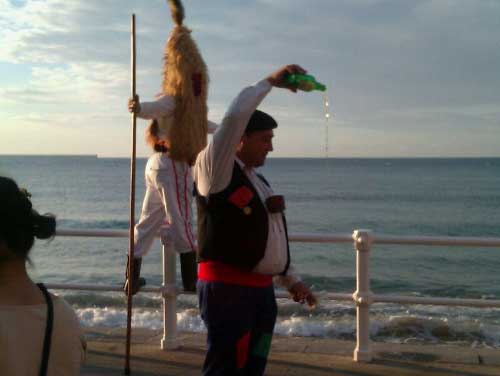 Escanciando en playa San Lorenzo de Gij&oacute;n (Asturias)